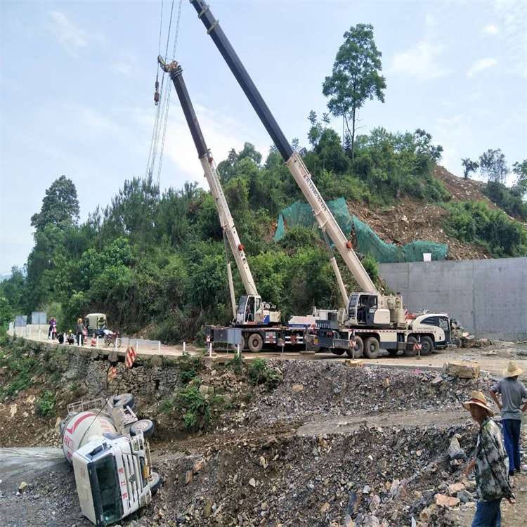 乡城汽车掉沟里叫吊车救援要多少钱